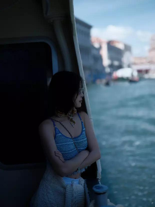 39岁辛芷蕾双手抱胸望向大海，松弛感拉满。 ​​​