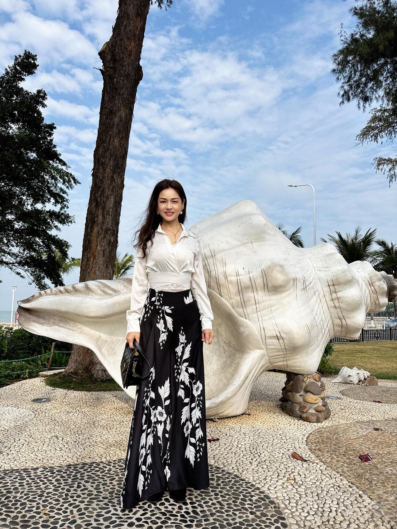 爱自己，是终身浪漫的开始。
妇女节，致敬每一个勇敢不放弃自我的你。
穿搭日记 抖