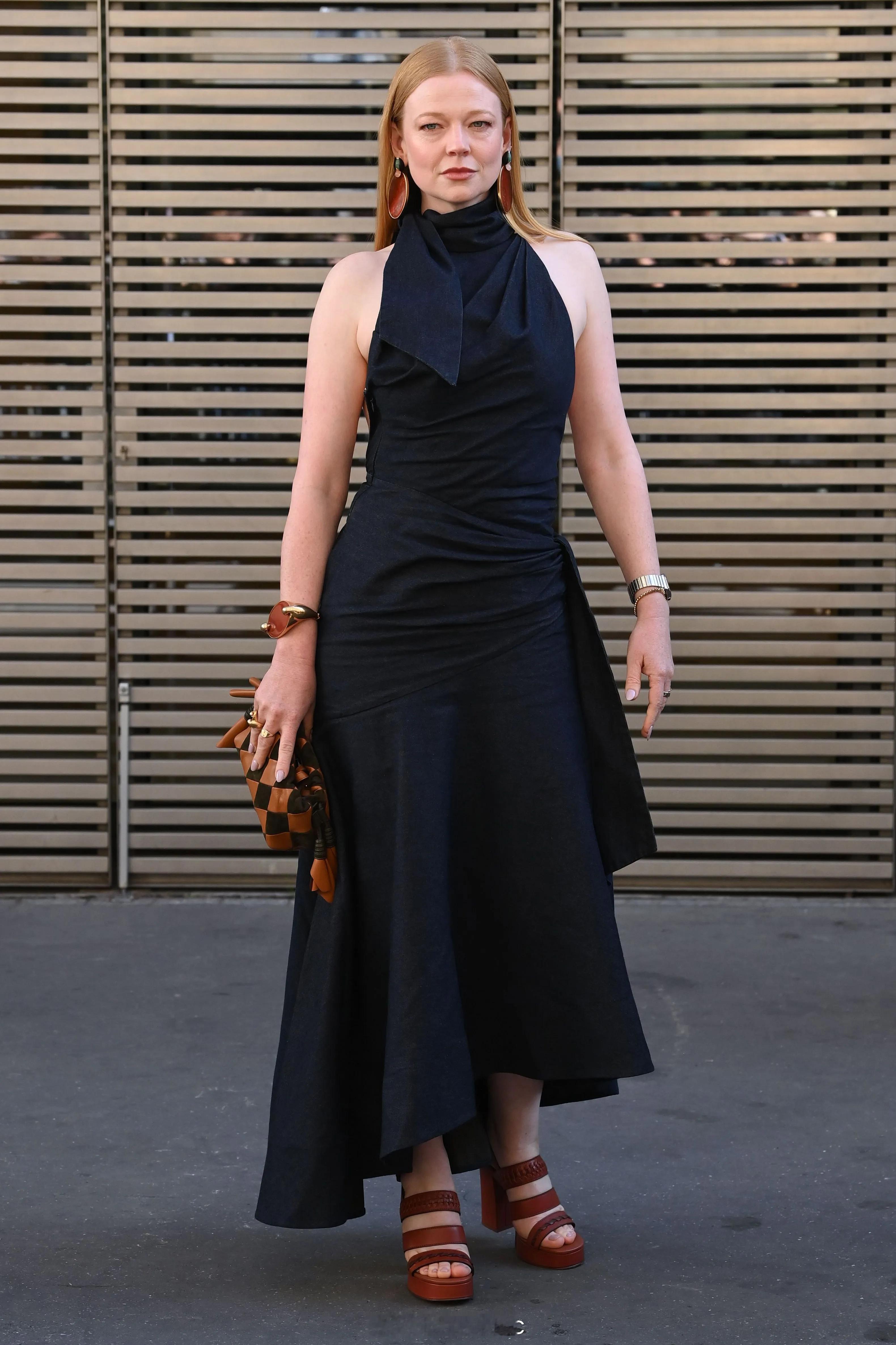 Sarah Snook 10.5 亮相巴黎时装周 Zimmermann 2027