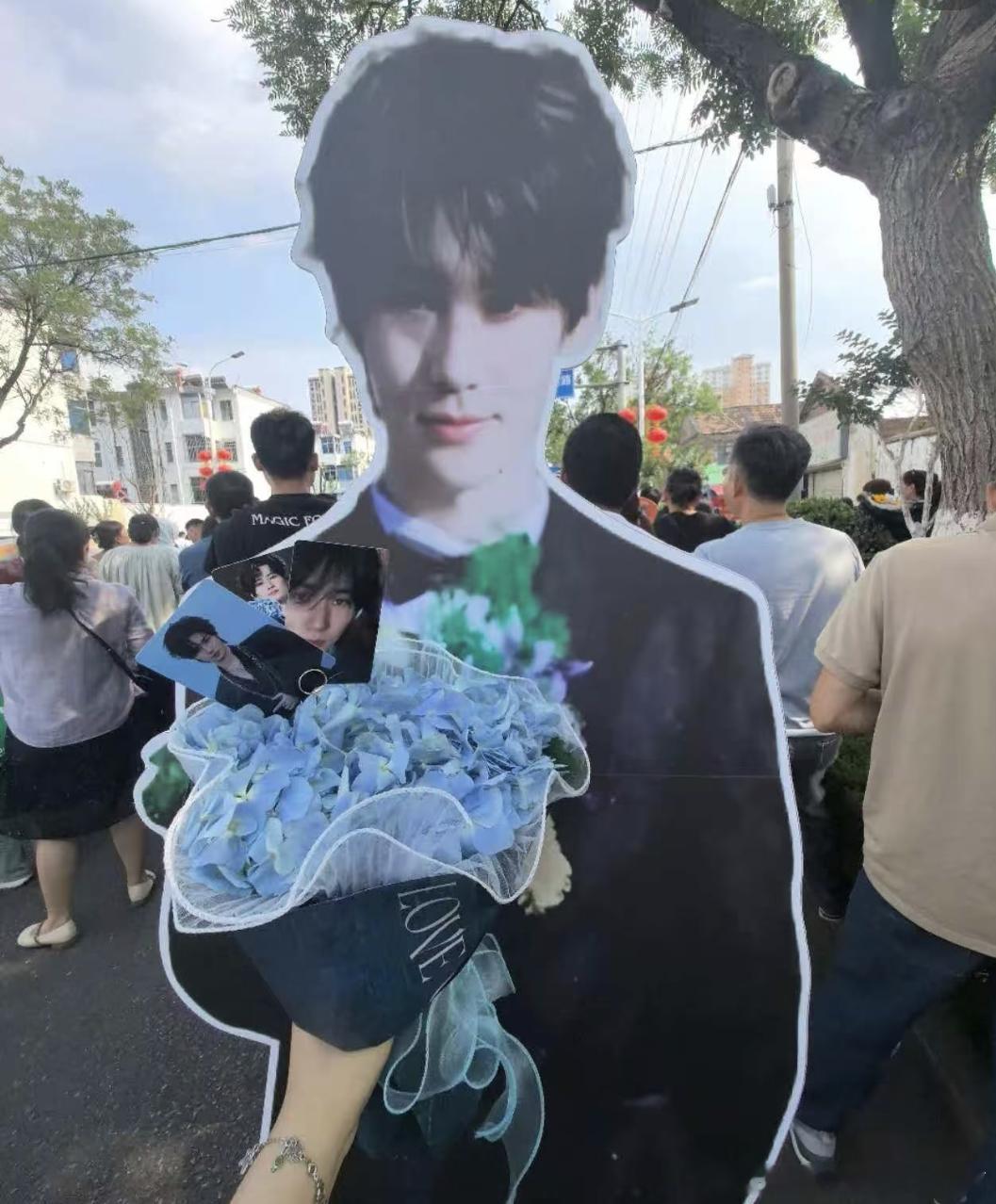 在搞应援上输给考生家长不丢人 果然，一代人有一代人的高考应援，出考场看到这一幕的
