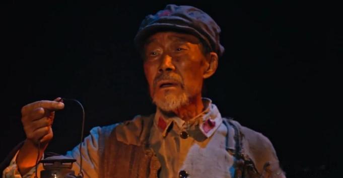 李雪健无声表演看哭众人默片时代纪念长征胜利90周年的晚会上，72岁的李雪健饰演老