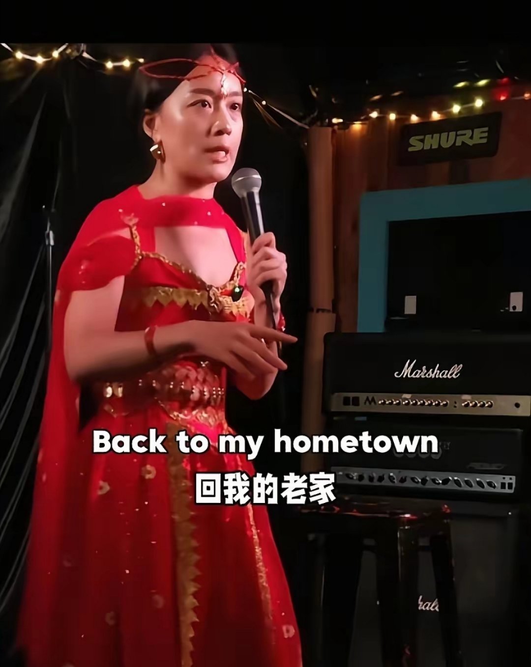 因为父母不同意她带印度男友回家，这位姑娘居然在脱口秀上称父母为“种族主义者” 
