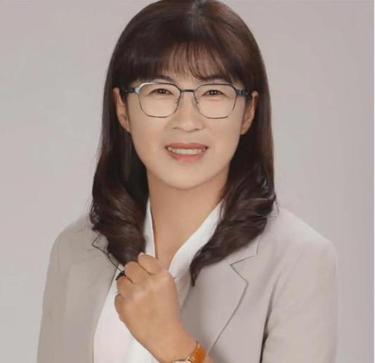 花莲政坛突发变故！民进党参选人邱凤英出席中秋晚会时意外昏倒，现场紧急送医抢救，但