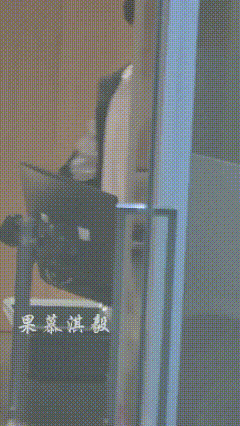 成毅每次过安检的时候，都好像个小手办，两只手乖乖的抬起来，等着安检员检查，看起来