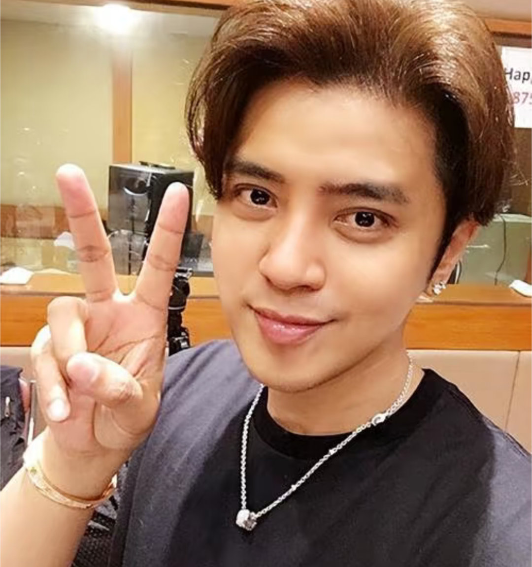 他最后悔的不应该是劈腿啥的，自毁前程吗？ 