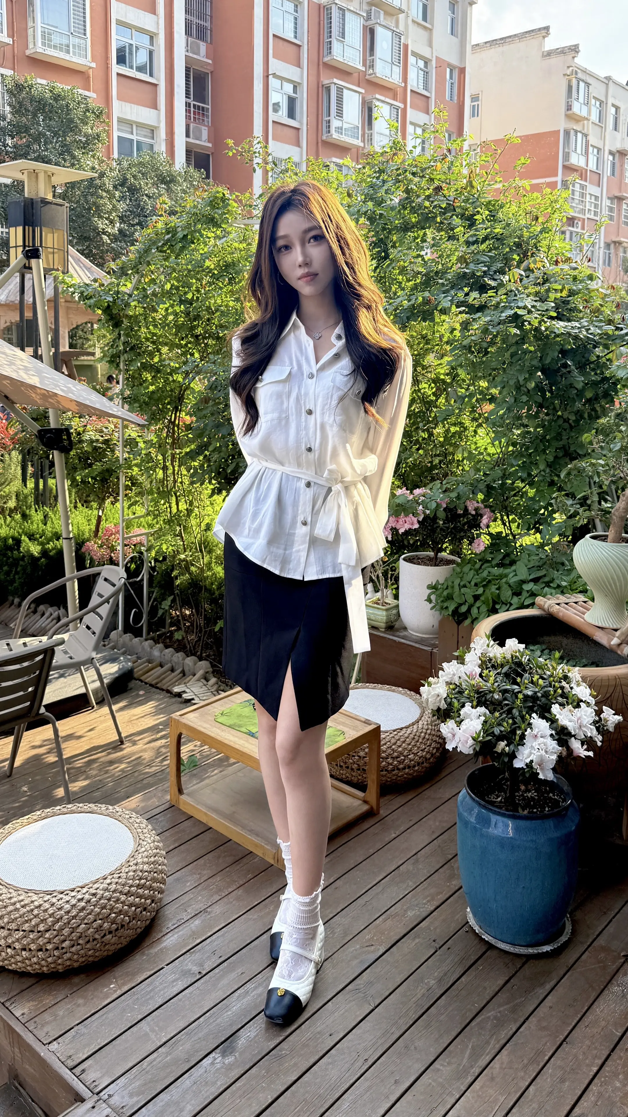 从房子走出去 站在春天中间。