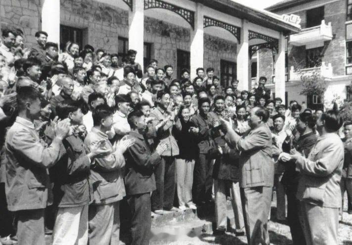 1965年5月29日下午，教员在井冈山茨坪亲切接见革命根据地的群众和干部。想想他