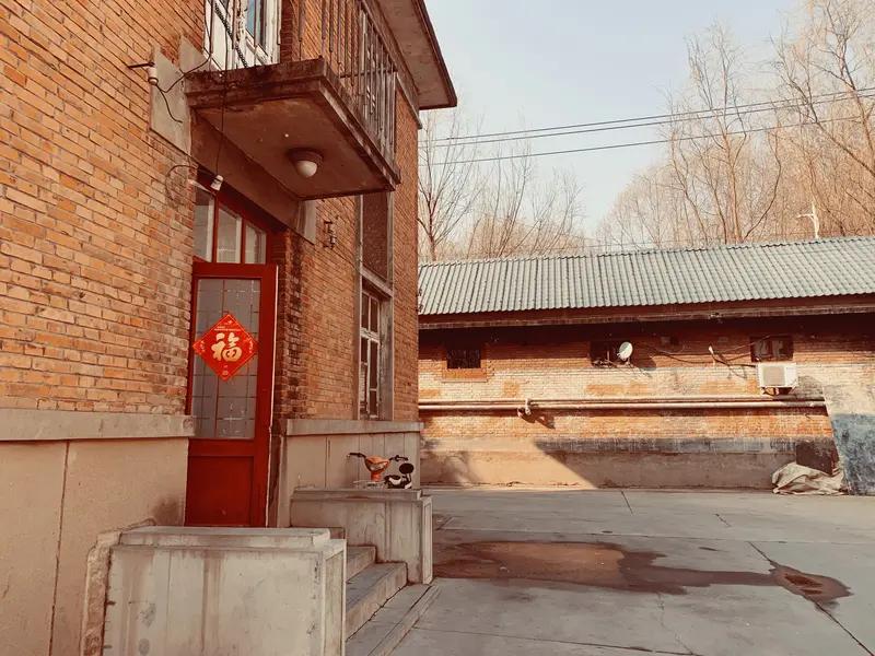 1984年，我们在沈阳军区3301工厂局施工，当时住在前进歌舞团院内的帐篷里。每