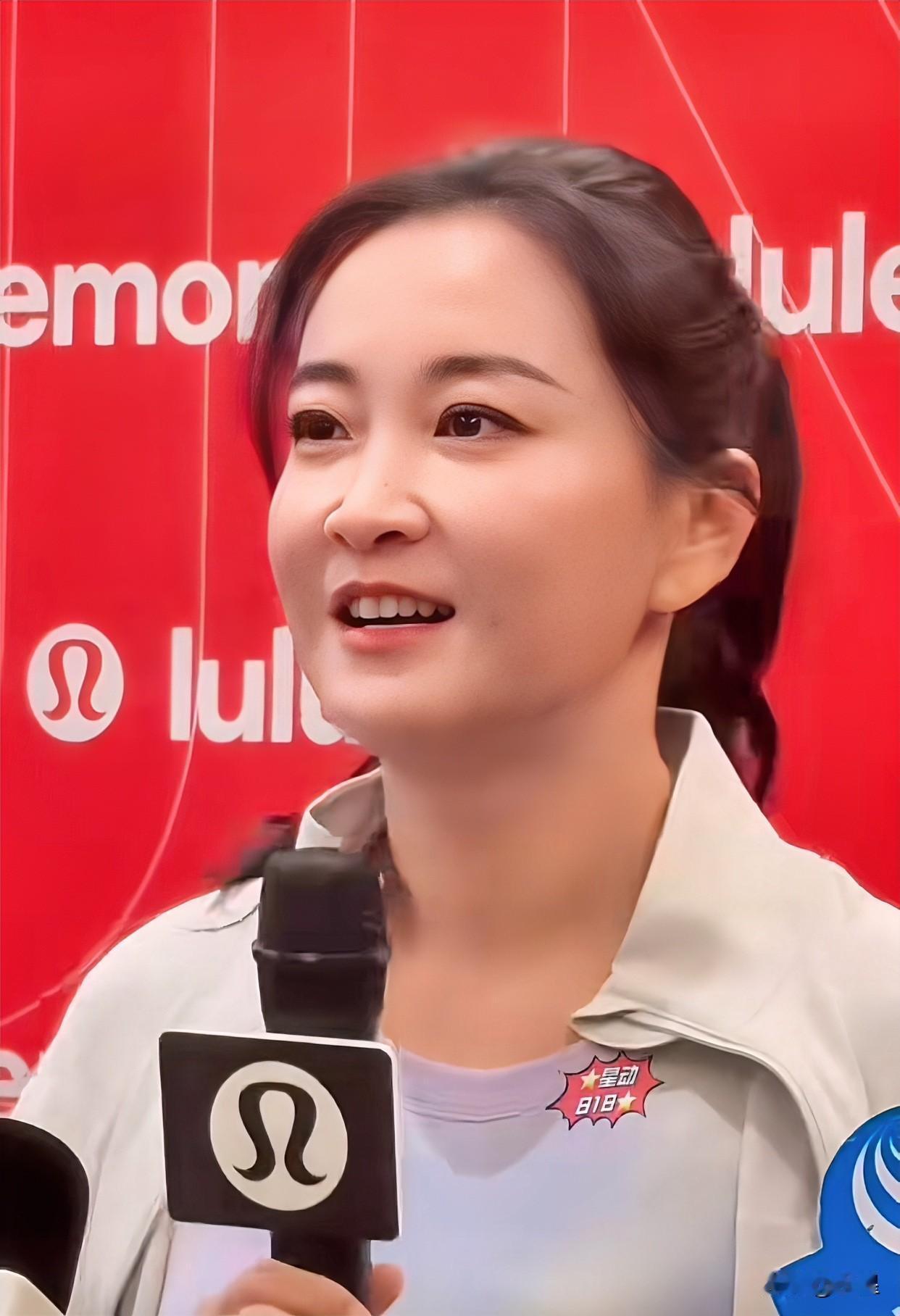 这要从远处看
真认不出来是贾玲
看很多自媒体说她反弹了
这么看不仅没反弹
脸上的