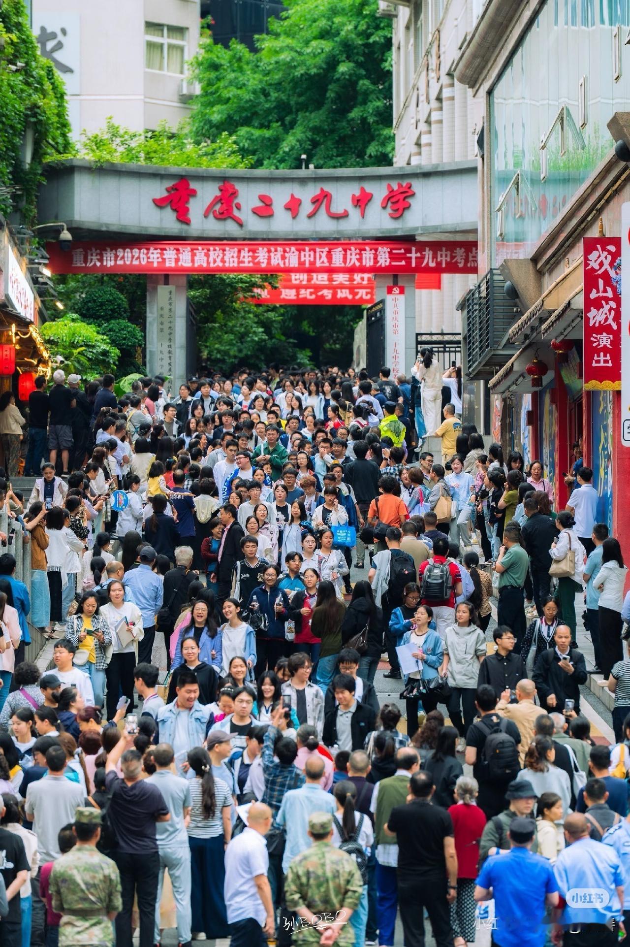 现在高考和几十年前相比，变化真的太大了。几十年前，高考更像平常考试，我女儿91年