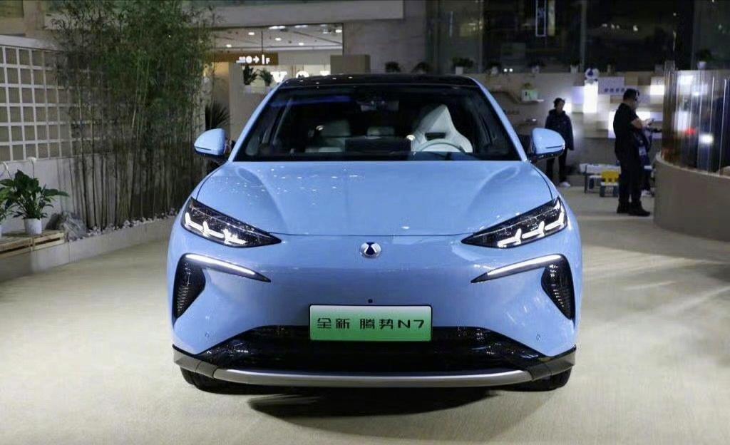 【#全新腾势N7实拍图#】#腾势大事件#虽然只是改款，但全新腾势 N7 的前脸造