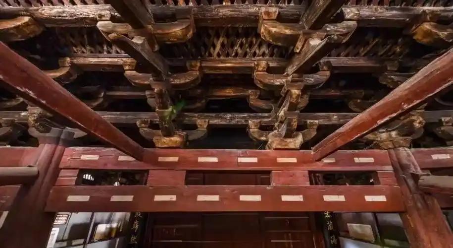 宋代建筑的美学高度，常被归于整体结构与形制，却少有人留意门窗与彩绘的细节匠心。这