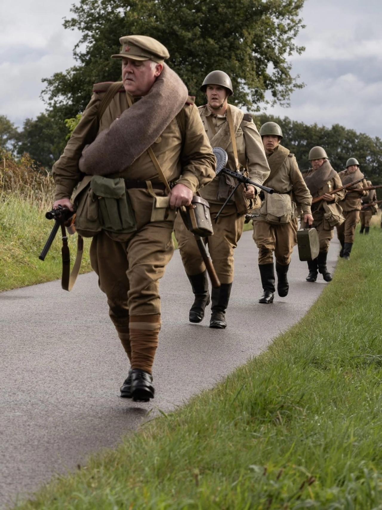 军迷重演正在林间‌集结的苏军别动队，该小队“奉命”预备袭扰盘踞附近村庄中的纳粹德