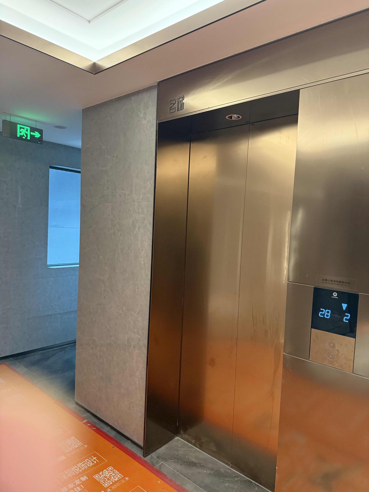 冬日生活打卡季早上起床去锻炼，坐上了清晨的这第一班电梯。我后悔了，这电梯晃的很厉