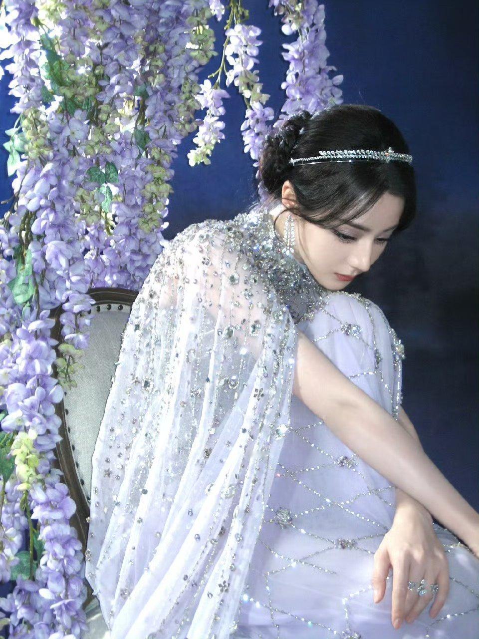 星河的桥头存在繁花与精灵的世界.黎明的曙光唤醒还在梦境游走的光尘.这些透明接近雾