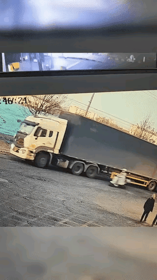 别离大货车太近，好在这姑娘还算激灵，连滚带爬逃了出来