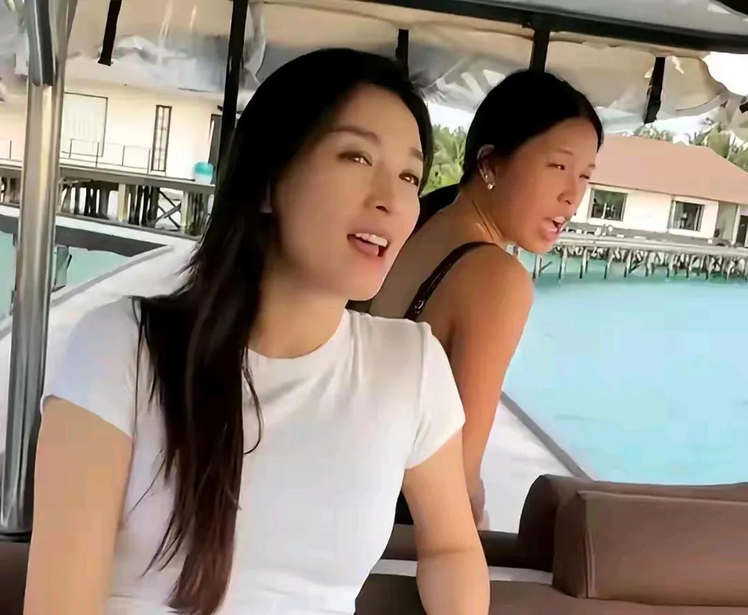儿时看张庭觉得她长得像仙女，如今她长得一如从前，美就一个字，就是想不明白皮肤白皙