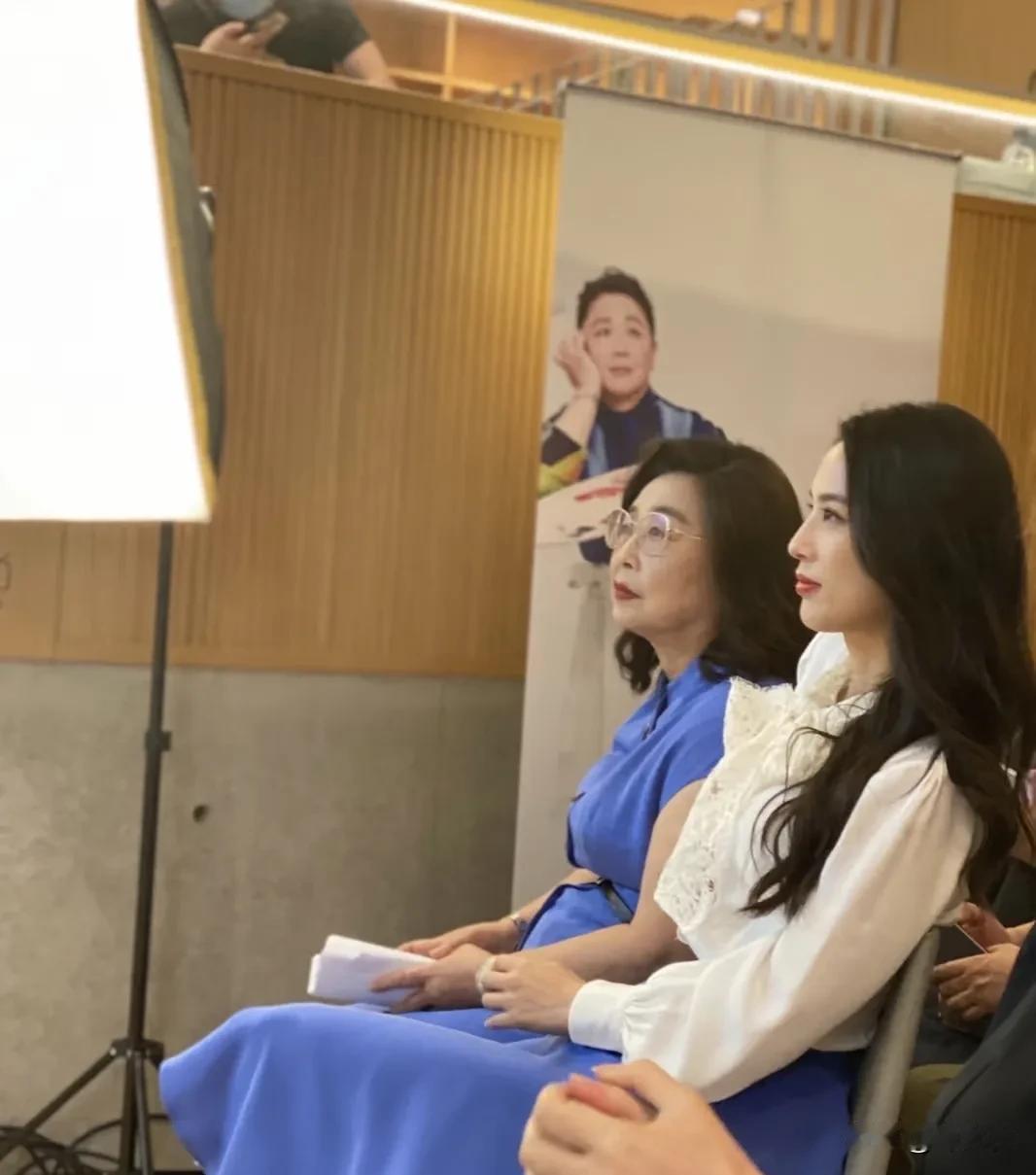 其实黄圣依只有妈妈是最爱她的，而她妈妈不希望她进演艺圈就是希望她能轻松点。

因