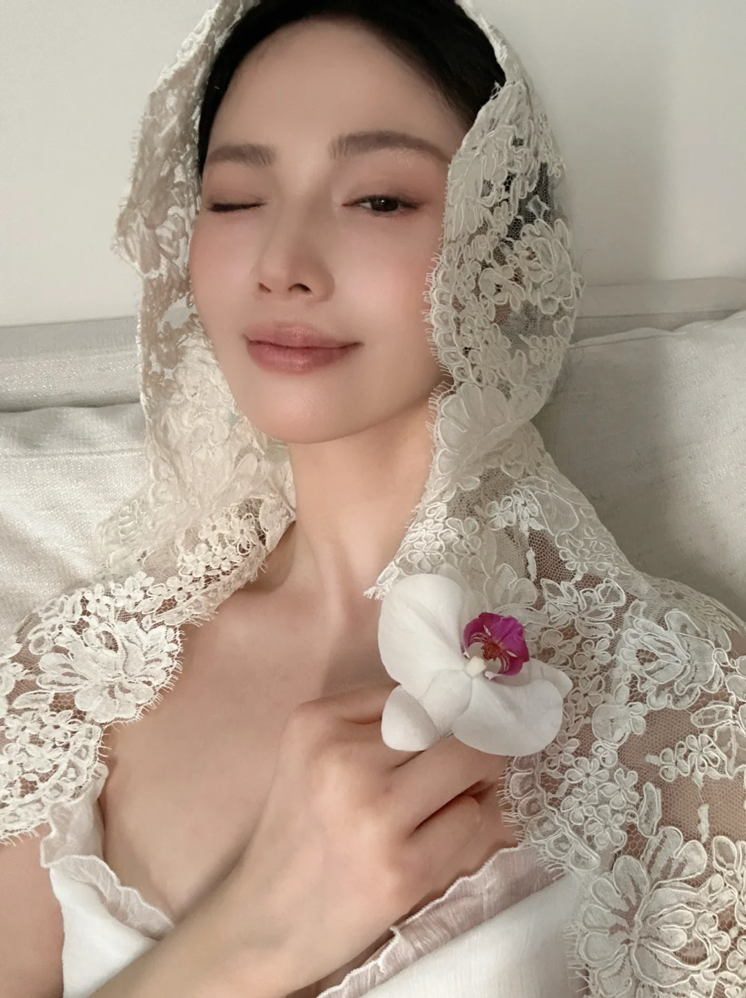 “今天你装扮的格外美丽 这美也曾拥在怀里”