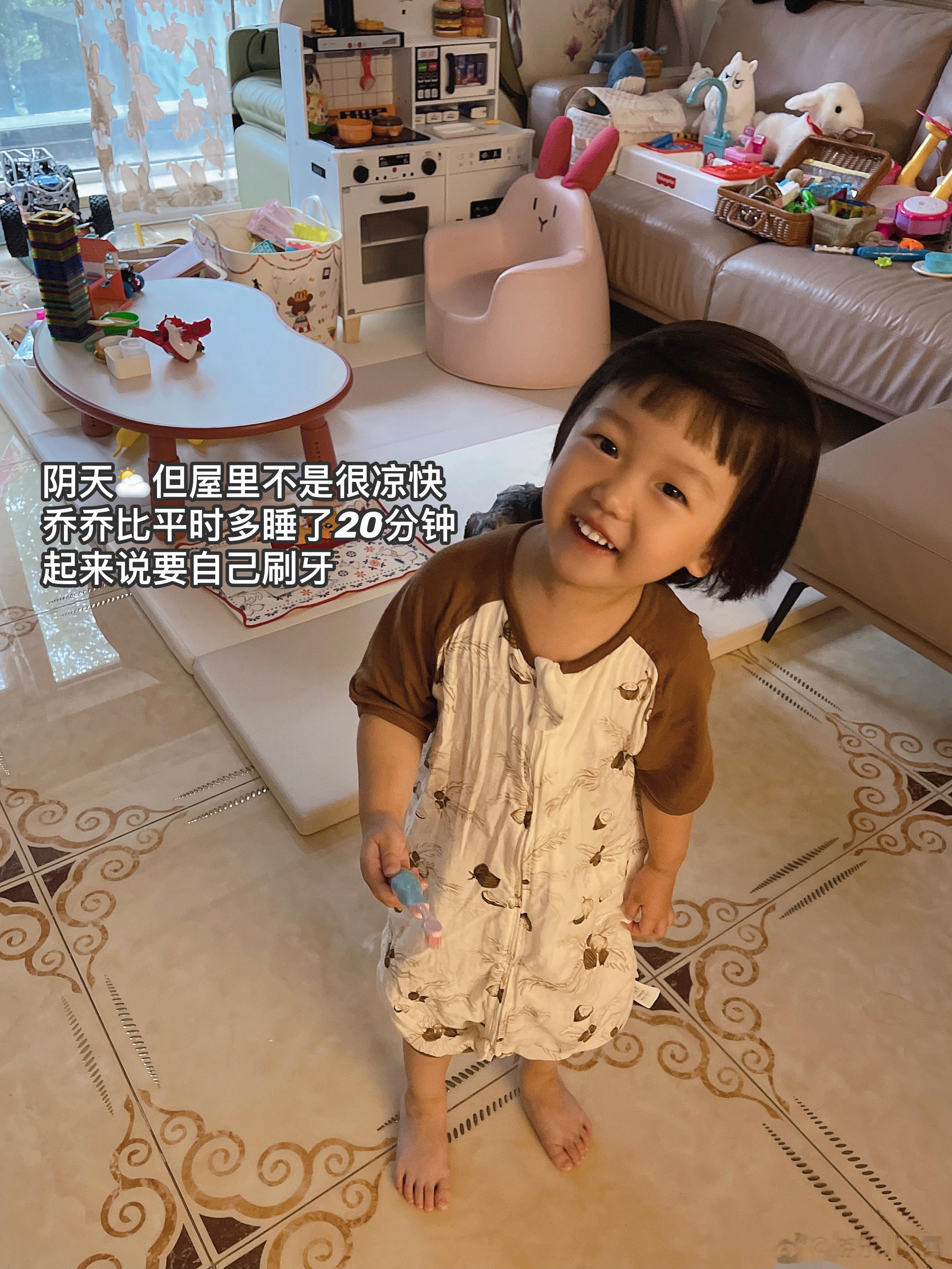 下雨天[下雨][下雨]外面比家里凉快舒服1.小娃娃今天也赖床多睡了会儿。2.新开