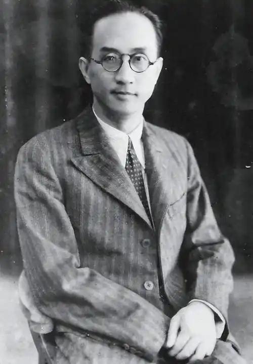 1936年11月，
他被当局逮捕，
罪名：危害民国。
狱中243天，
国民党许以
