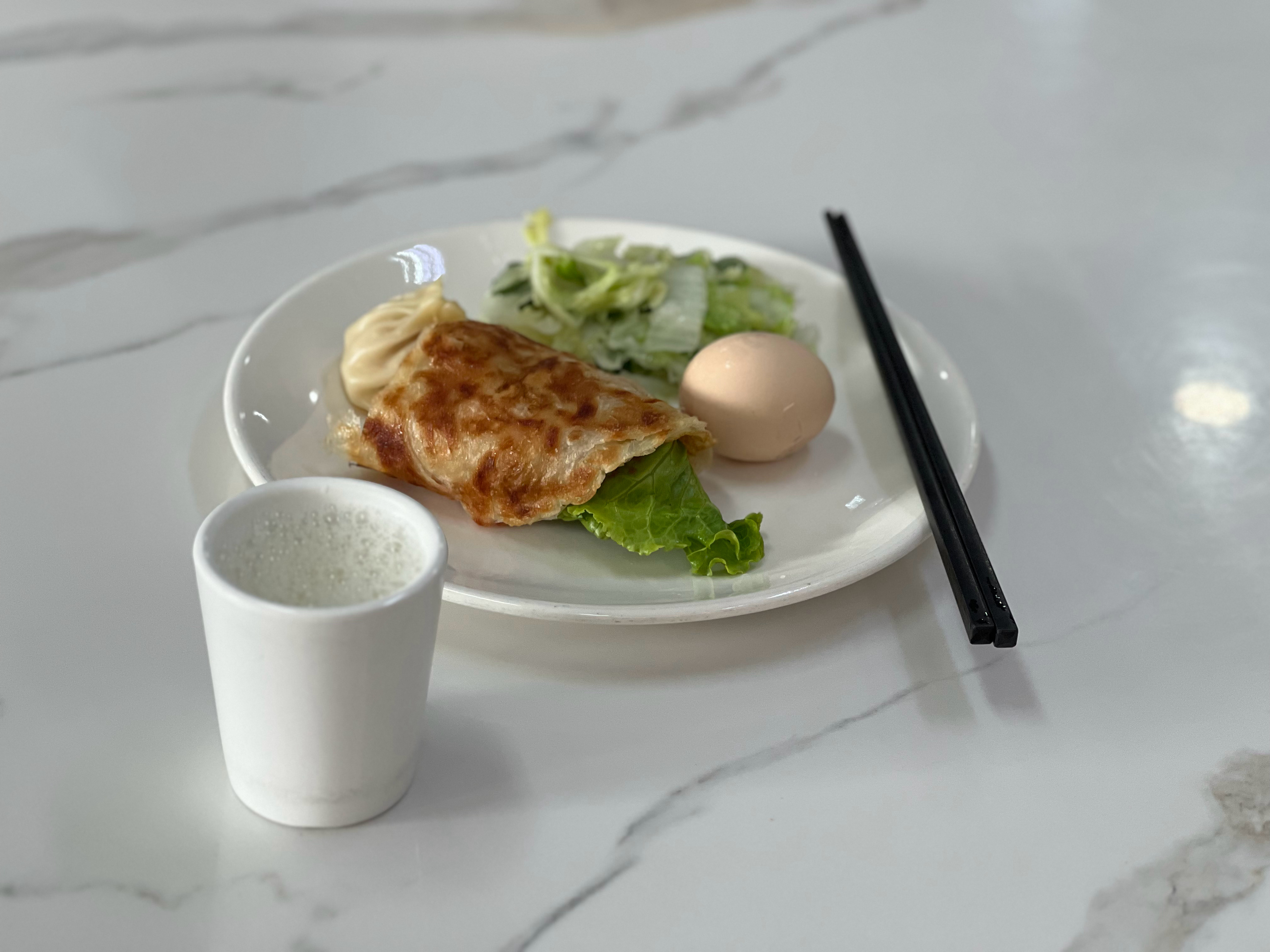 今早到食堂喝豆浆，杯子容量不大，一口气喝了三杯，精气神慢慢回来了。 