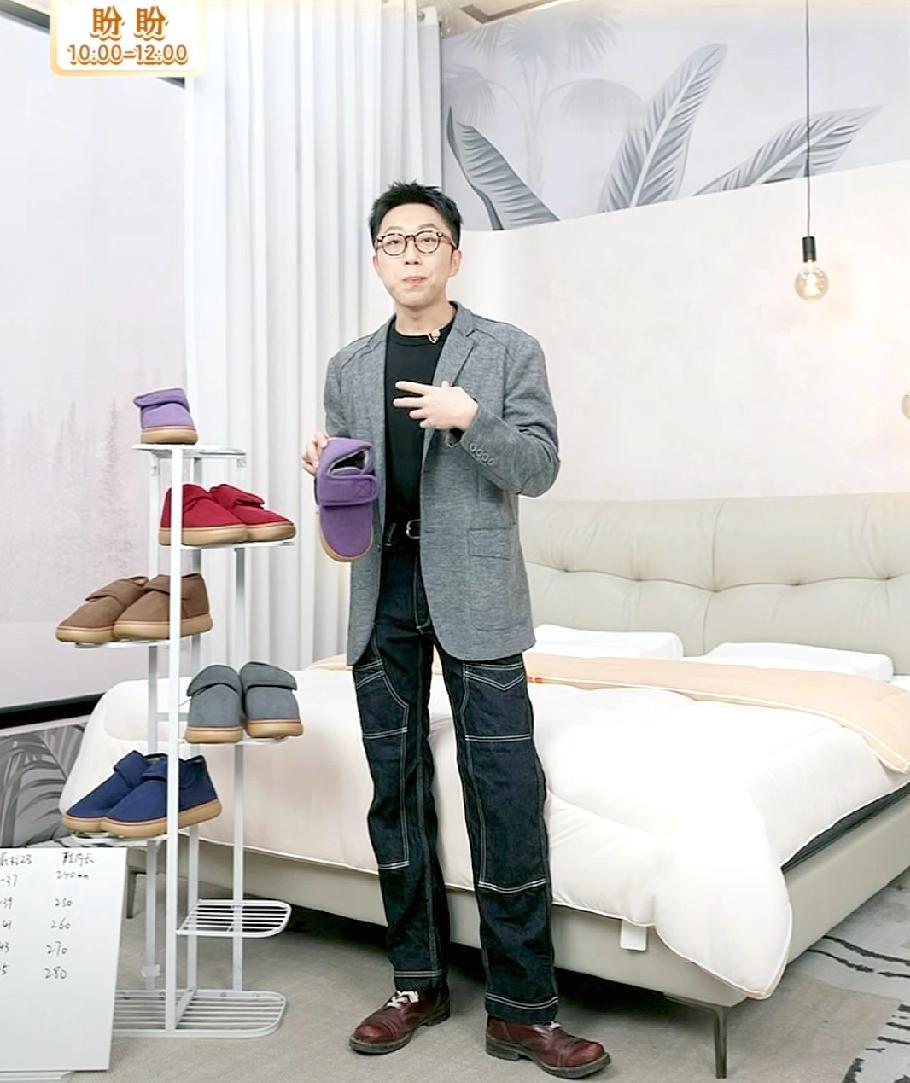 今天早晨汉森一上播，便带来了一款温暖又充满回忆的棉鞋。让我一下就想起了小时候妈妈