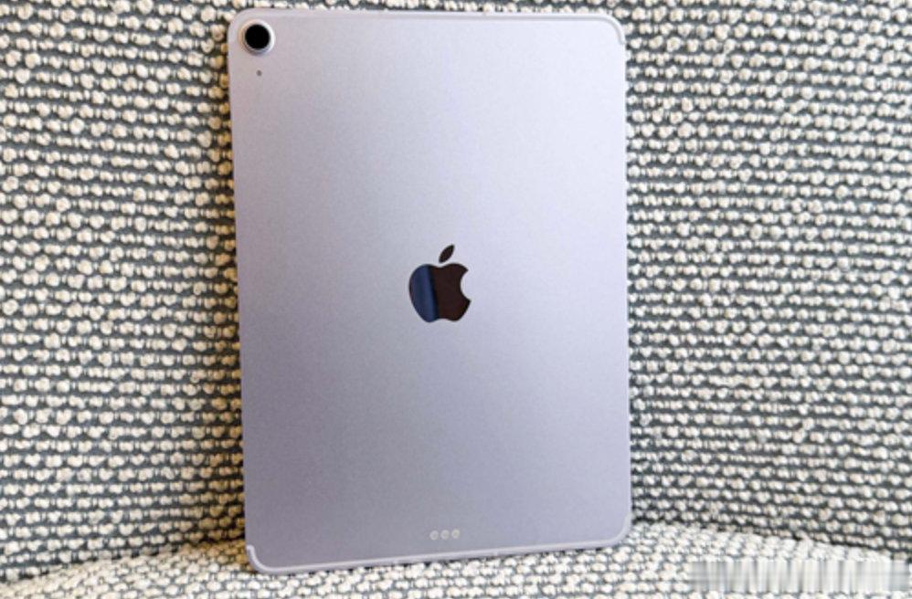 【曝折叠屏iPad被砍掉折叠屏iPad项目被砍原因】博主数码闲聊站披露，苹果原本