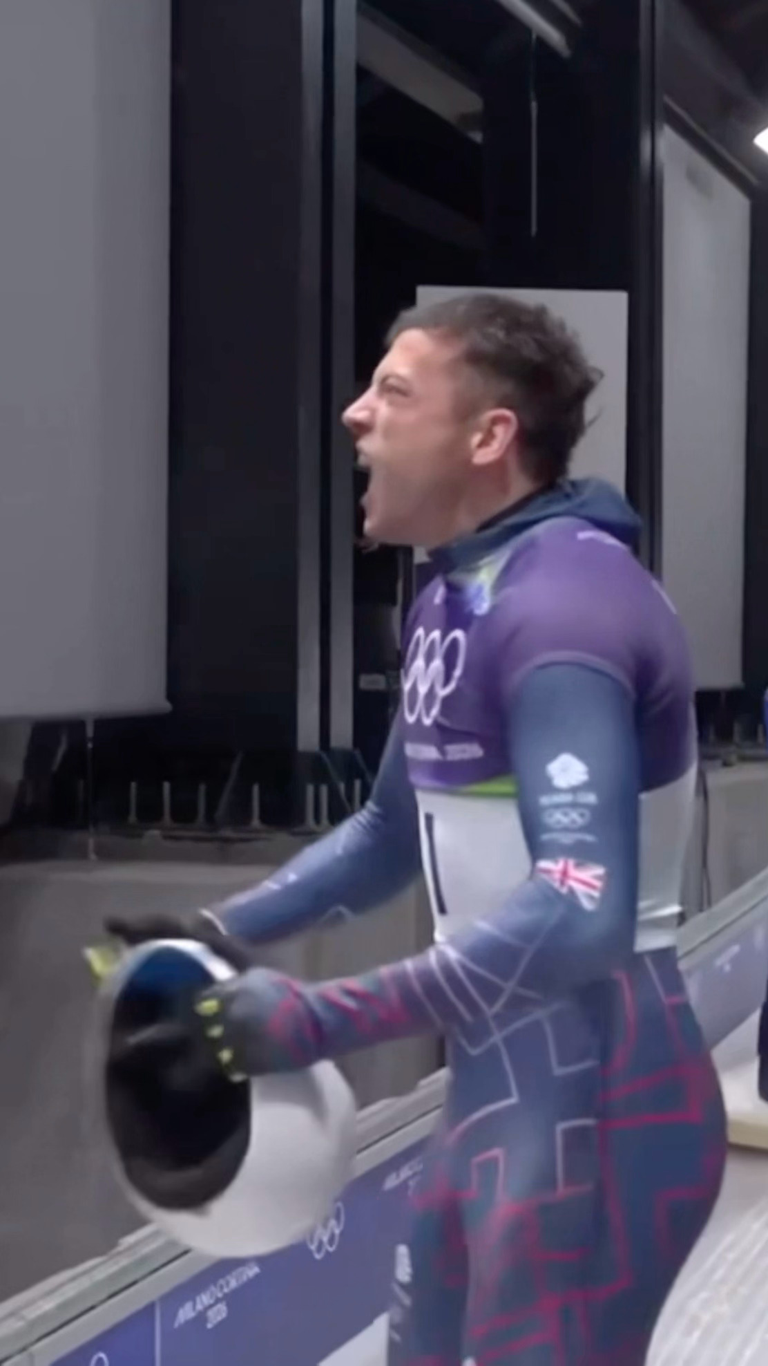 这位冬奥会 钢架雪车（又称“肉身版F1”）的金牌得主也是爱腐宜F1 爱好者啊