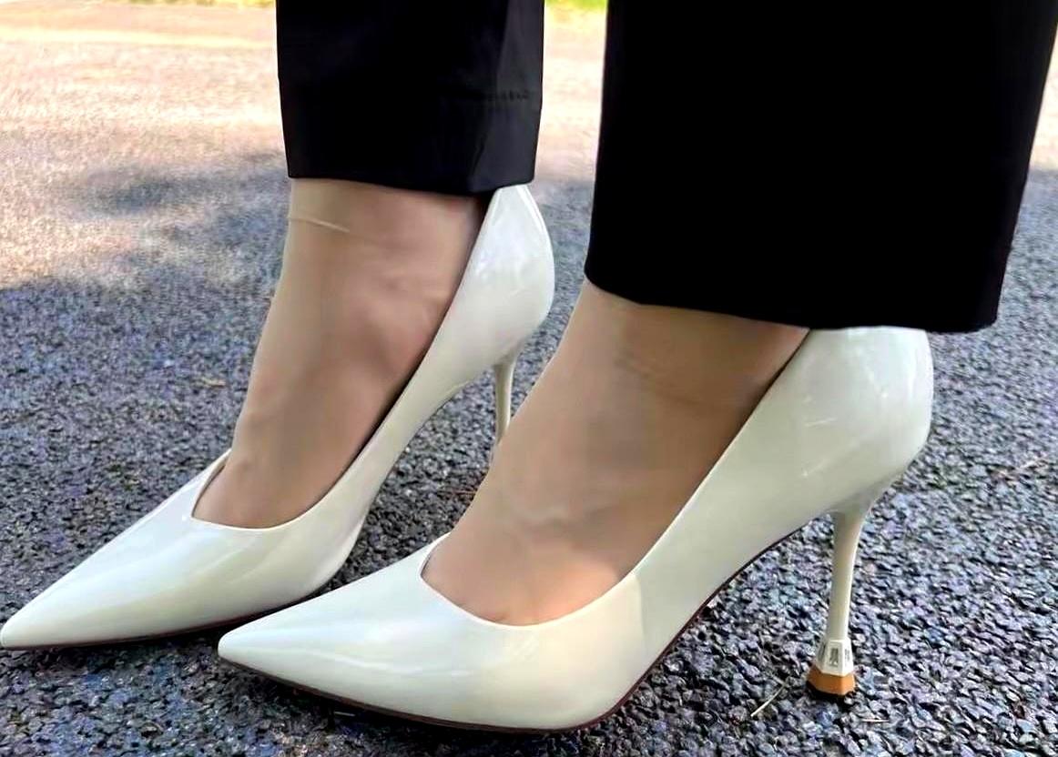 “50+只能穿布鞋？”某职场姐姐直接甩出3厘米小猫跟，评论区炸了。
 

她每天