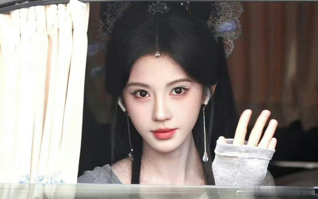 鞠婧祎《来战》阿黛出妆路透来了，今天依旧美美的~ 好清透的妆容，太适合小鞠了，期