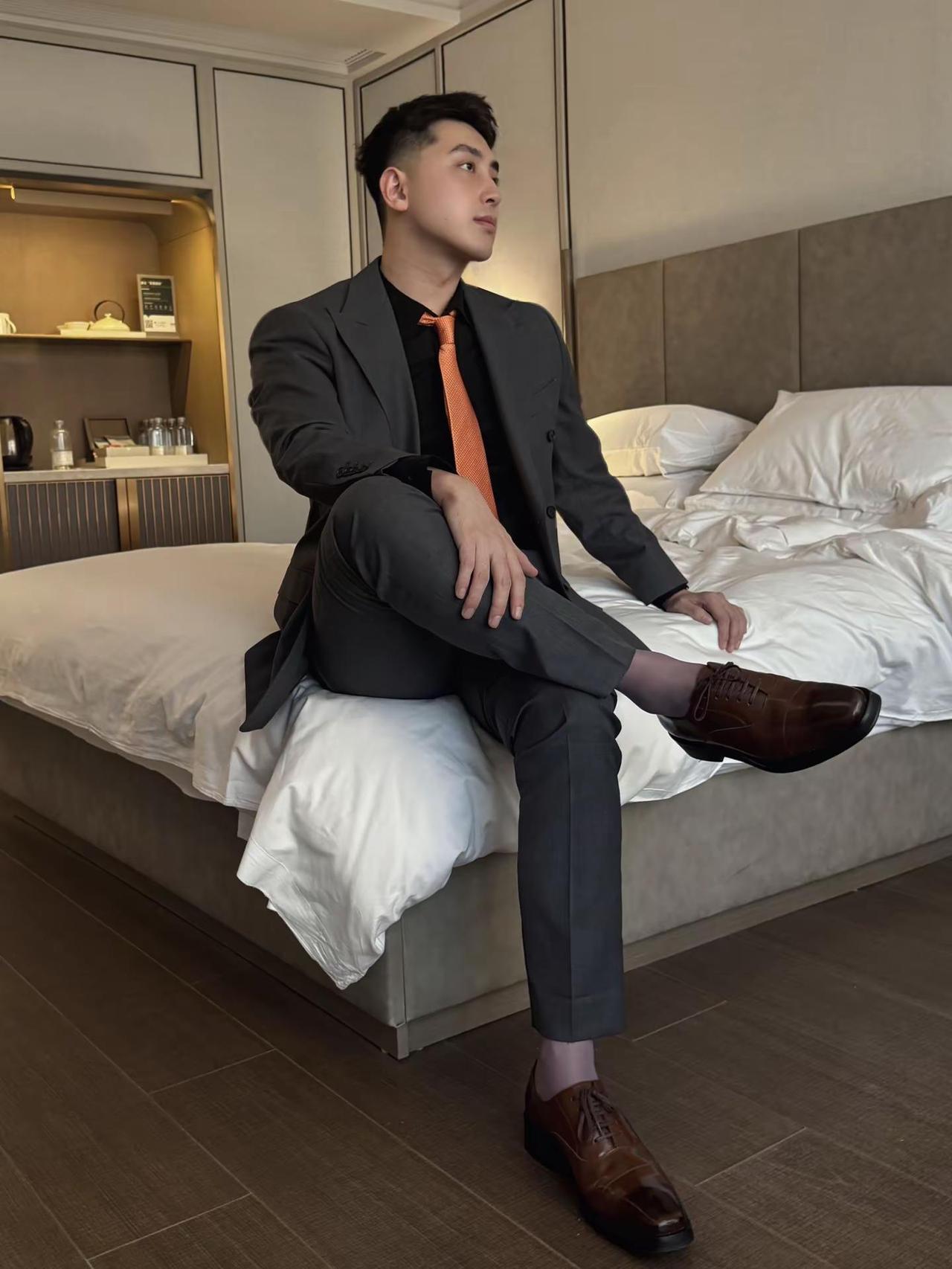 成长和舒适是不能共存的。正装衬衫皮鞋 正装先生
