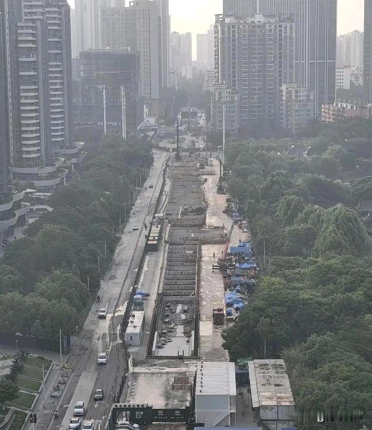武昌秦园东路打围时间太长了。武昌秦园东路的武汉两湖隧道停停建建，拦路围挡封道八九