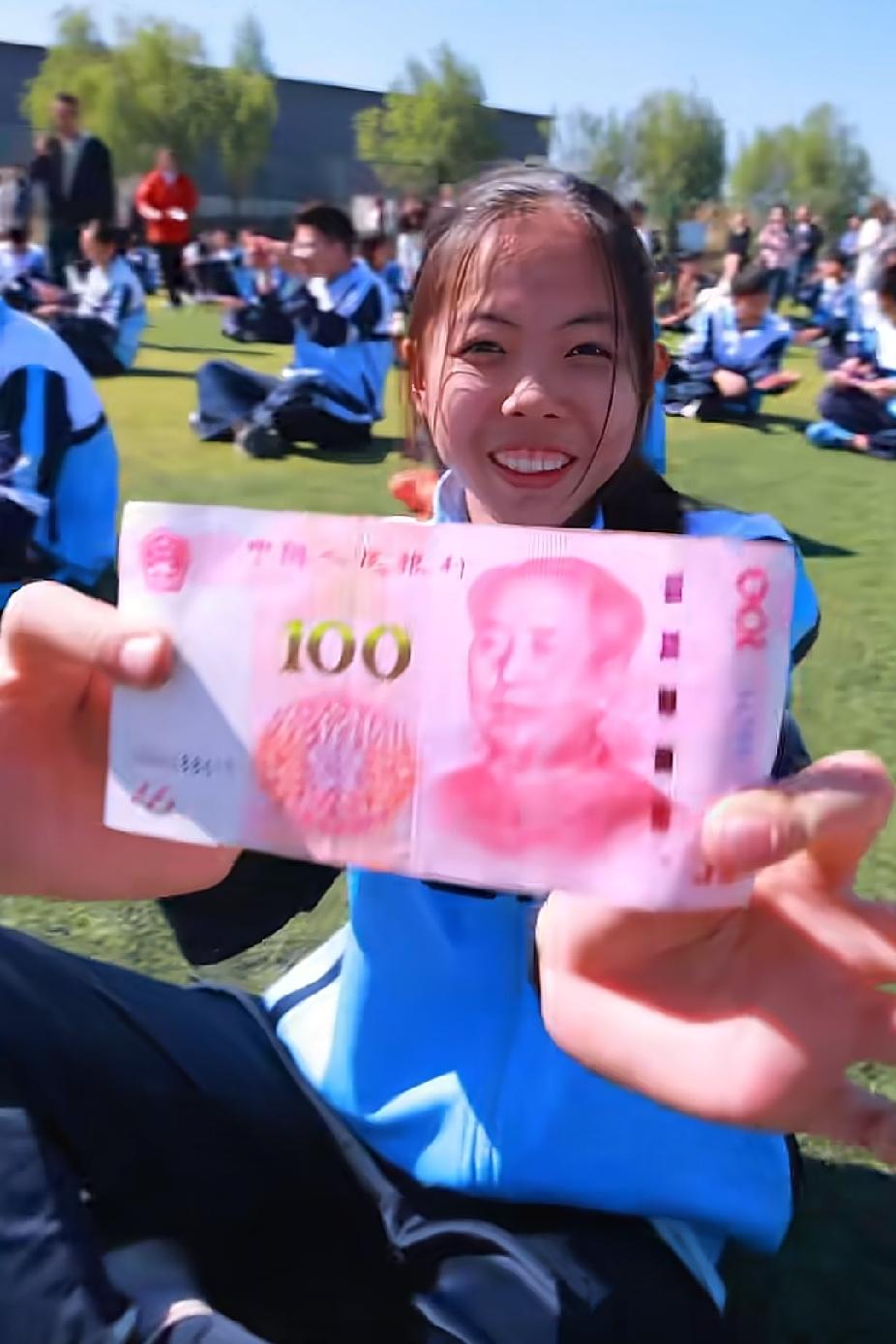 教师节典礼上，校长正在给获奖的老师们颁发奖金和证书，接下来的一幕，却让学生们欢呼
