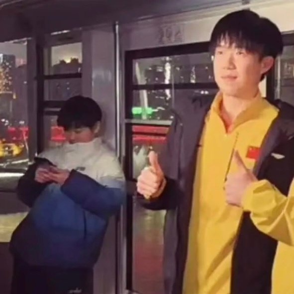 再把旁边多拍一点就能看见我们咪了 ​​​