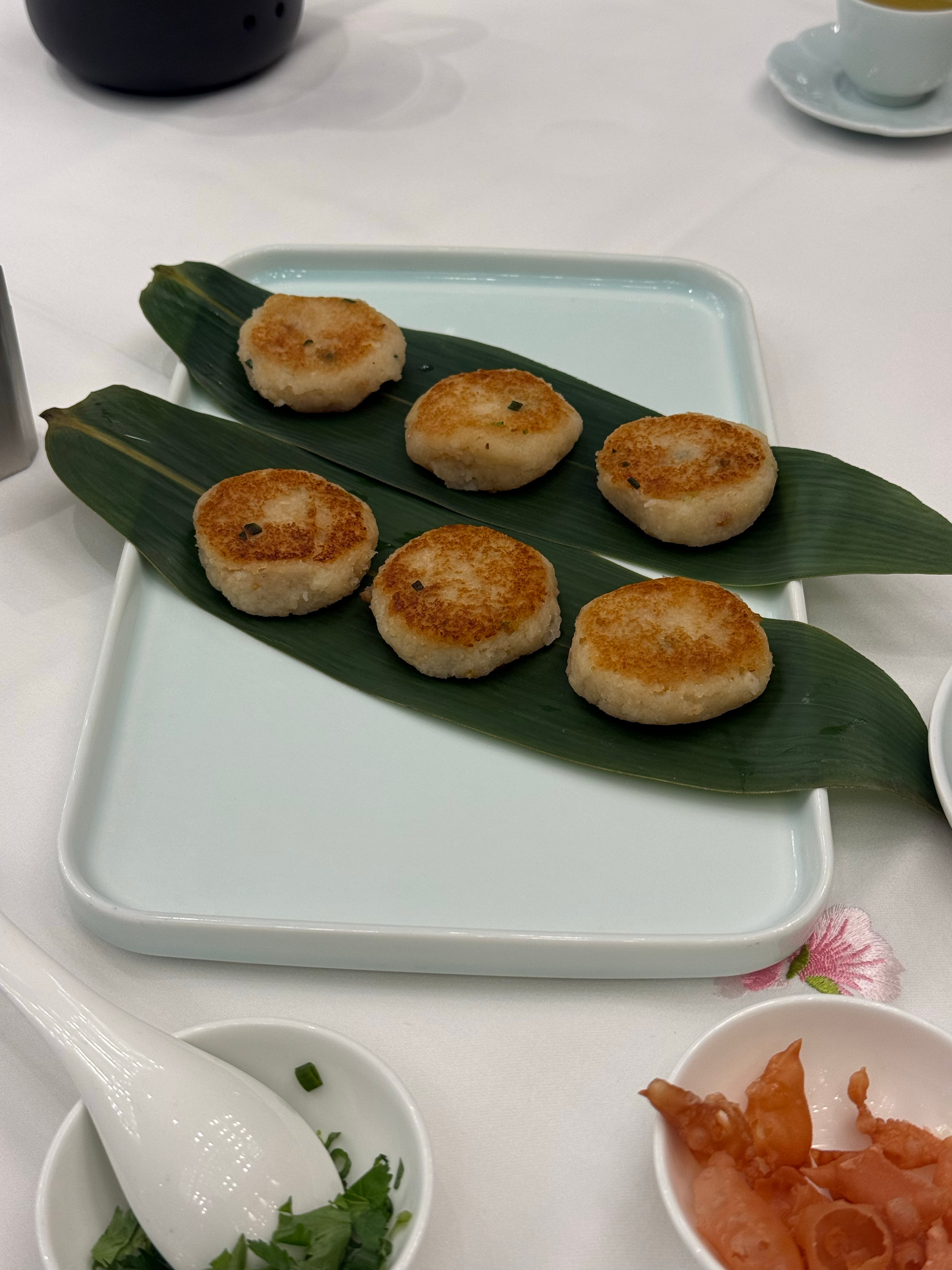 嘿嘿！！听评论区姐妹推荐第一家吃花城苑了，越吃越晕碳，本来就没睡多久，直接睁不开