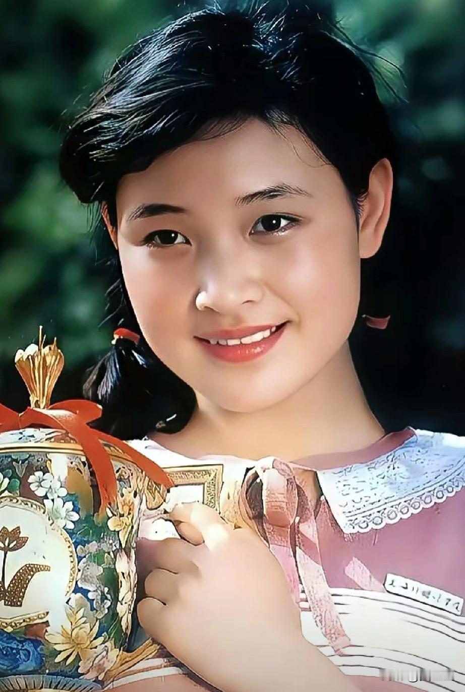 这是年轻时的陈冲
扎着双马尾，眉眼弯弯，笑容干净得像山涧清泉。
捧着奖杯的模样，