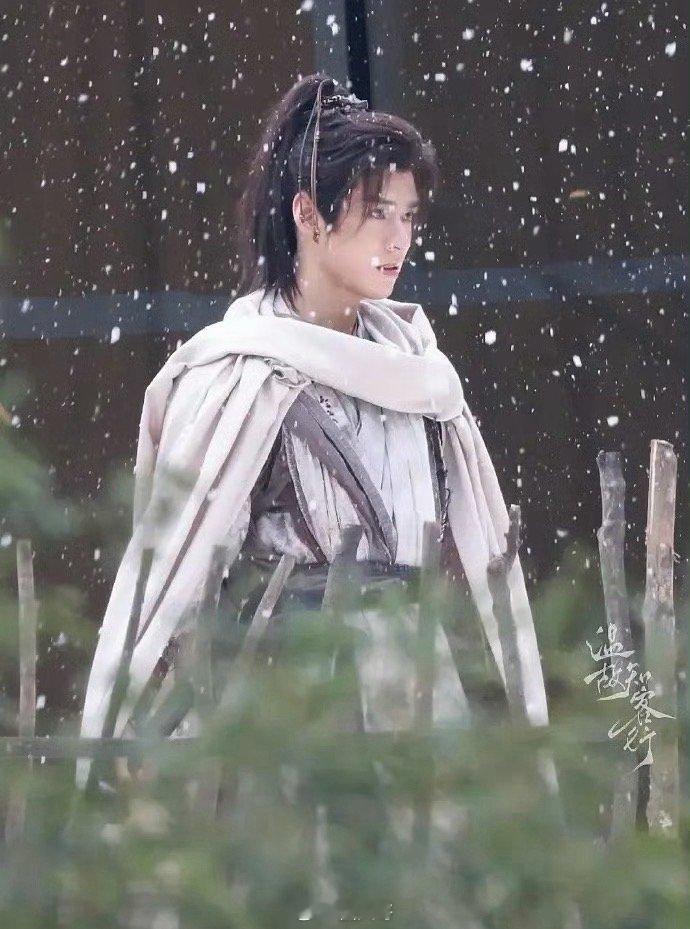 龚俊白衣公卿高马尾雪景路透 龚俊在电视剧《白衣公卿》的片场新路透来了，不得不说，