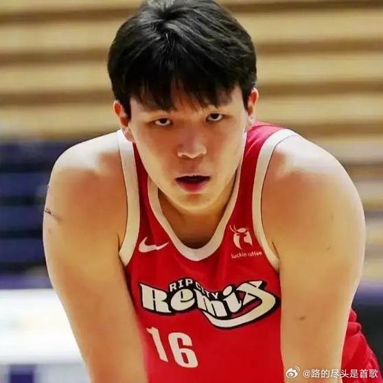 《一场憋出内伤的失利！杨瀚森的NBA首秀，我们到底看了个》看完杨瀚森这场NBA首