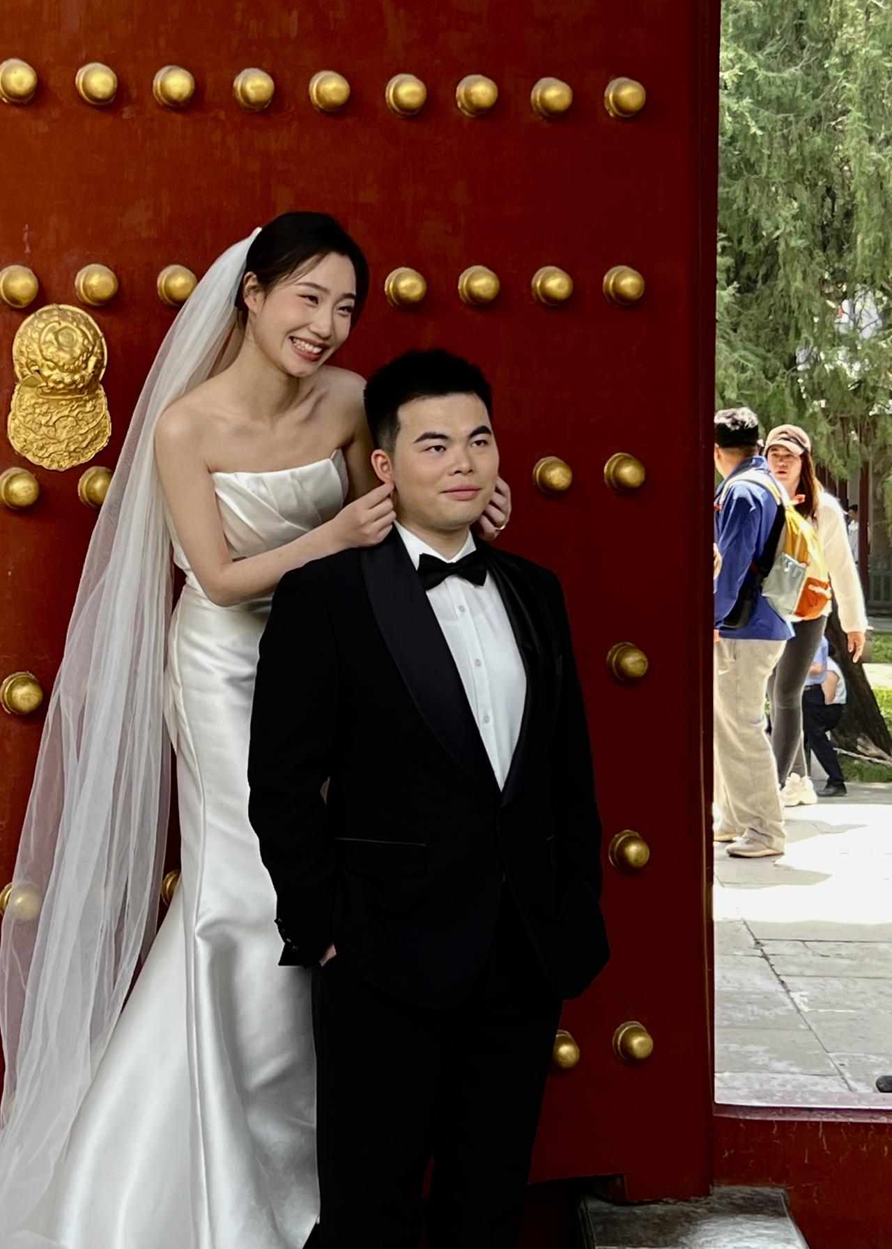 在北京，看不到办喜宴的，也看不到接亲的车队，就连室外拍婚纱照的都很少见。