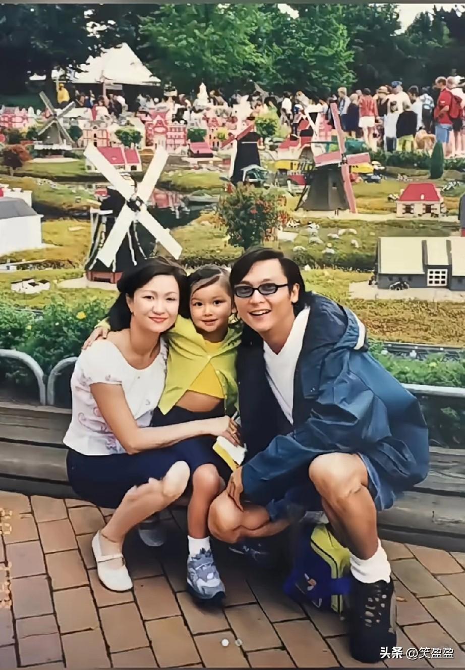 又帅又专一的男人关礼杰，
完美一家人

关礼杰与空姐梁安娜于1990年结婚，当时