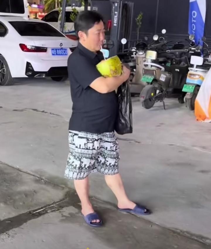 张雪一手抱着个大椰子喝椰子汁、一手拎着黑塑料袋的画面也太可爱了，他随性穿搭搭配软