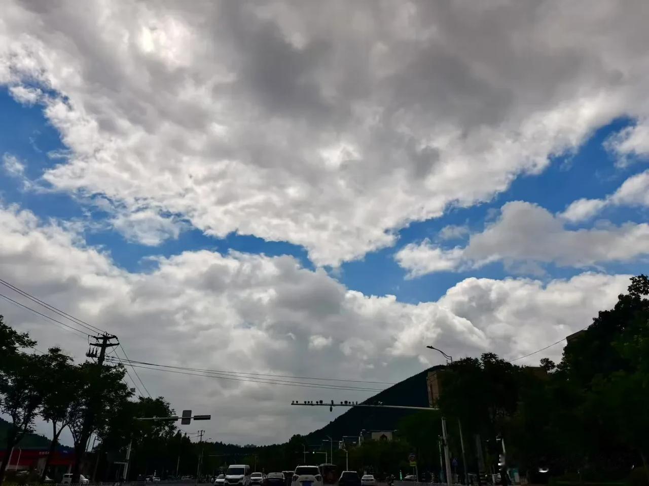 远山如黛，江山如画。
白云之上，隐现蓝天。
烟雨江湖，美景浮现。
春风拂面，醉意
