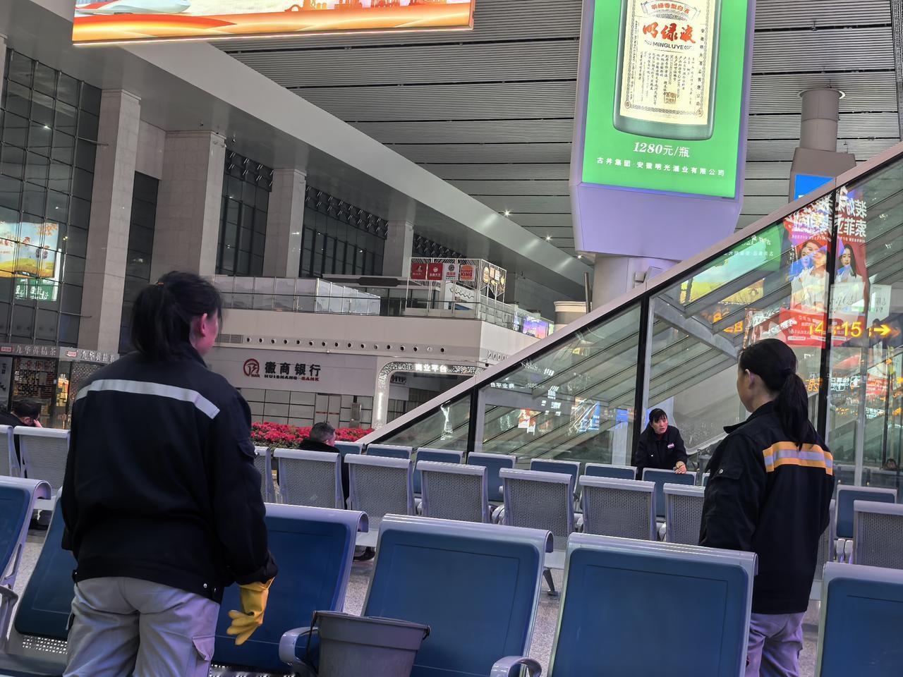 你若问为何我们的祖国日益昌盛、愈发强大，人民的生活愈发富足、更加幸福，我想，这便