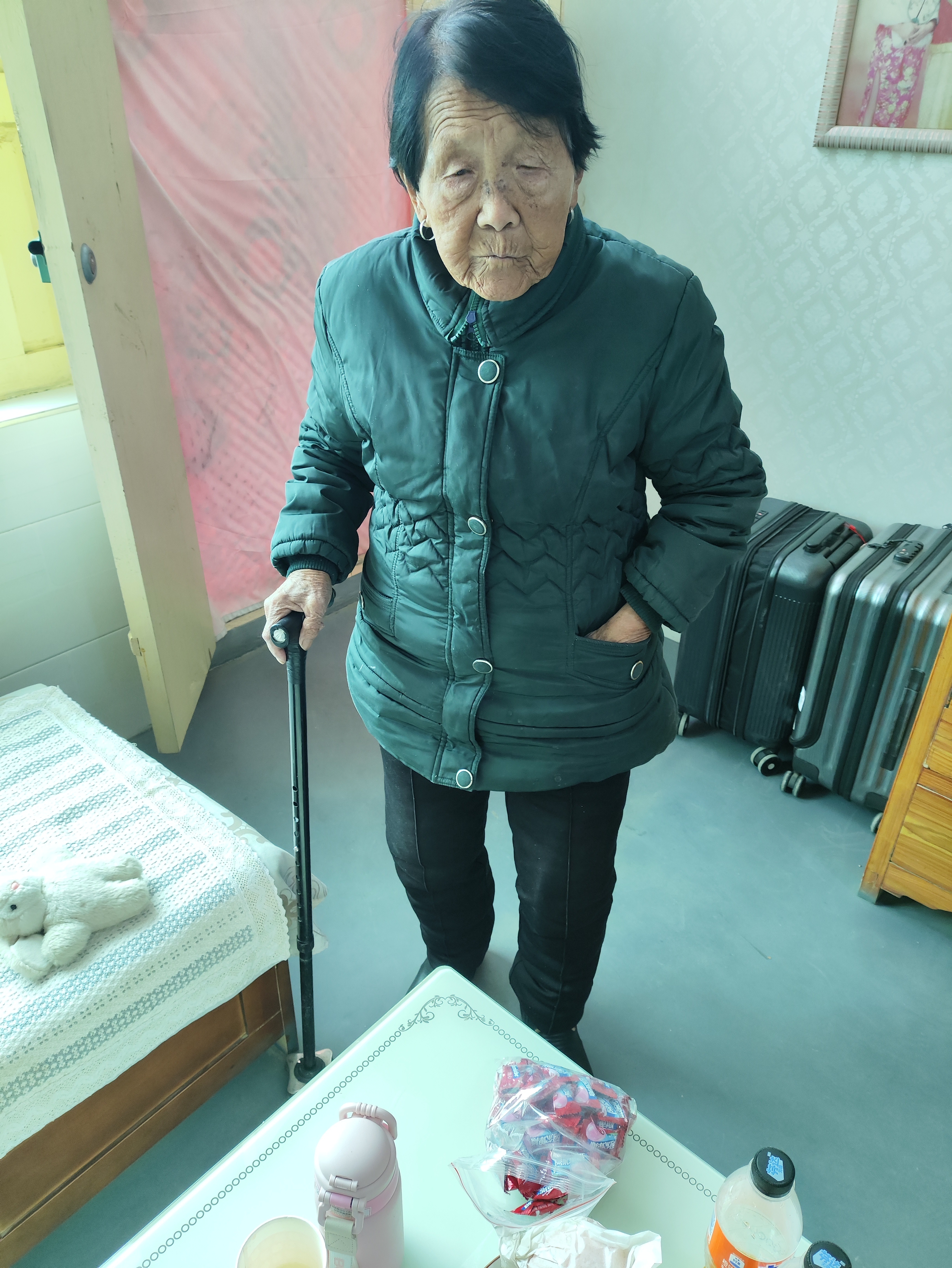 俺的奶奶，九十一岁，悄摸的给自己兜里装了两个阿尔卑斯，还撕了一个吃上了我都一天不