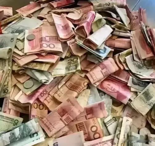 意外之财！湖南一收废品的老大爷，收了7旬老奶奶50斤旧杂志，给45元。然而，当他