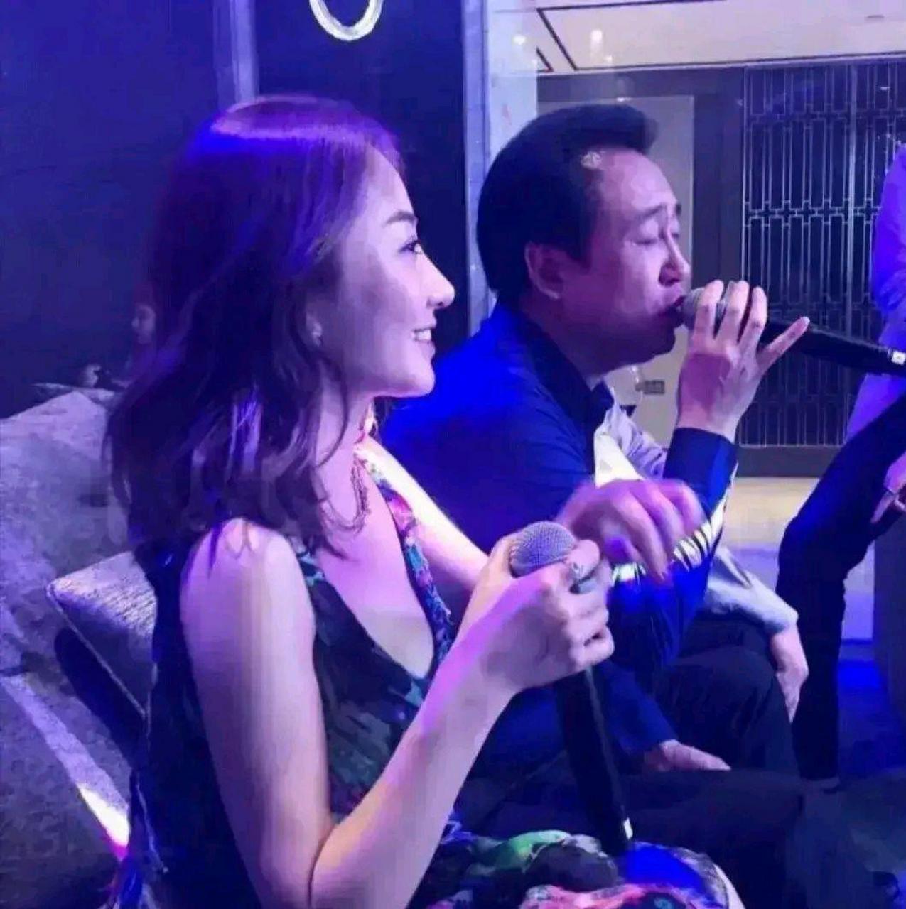 据说许老板当年在高档会所最喜欢唱的就是王菲的“传奇”！[大金牙][大金牙]许家印