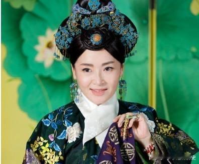 纯裕勤妃陈氏本是康熙后宫的普通汉人庶妃，因生子允礼获封勤嫔。雍正即位后，她低调侍