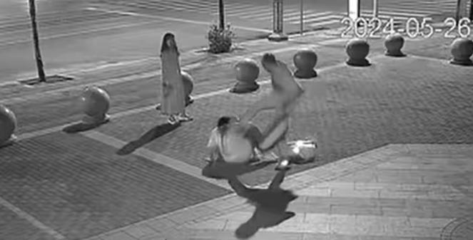 冤吗？” 山东聊城，一男子因女儿半夜离家，情绪失控，当街对女儿拳打脚踢。一小伙和