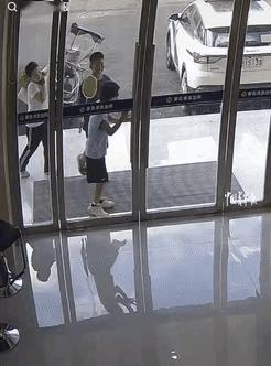 笑发财了！湖北黄石，3个男孩弄丢“巨款”到派出所报案，民警问他们丢了多少钱。
